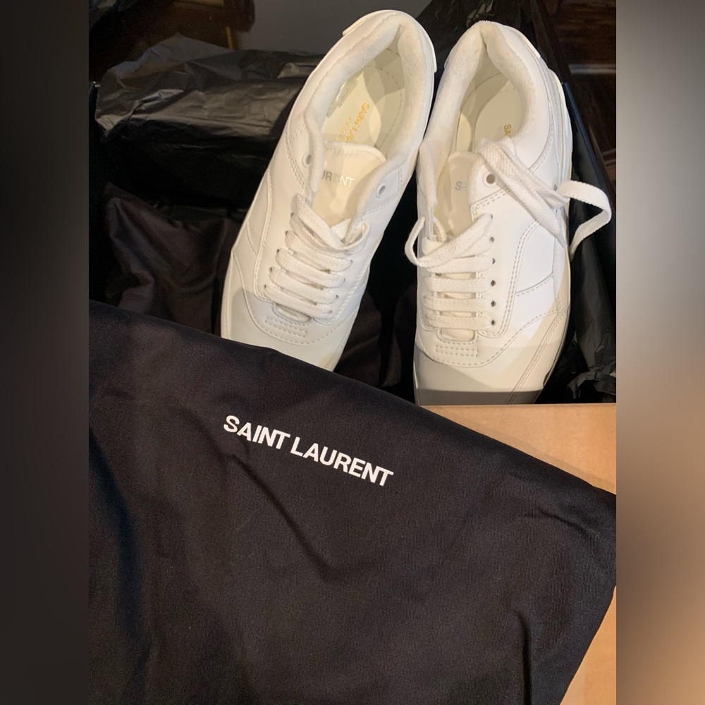 AUTHENTIC SAINT LAURENT
Leather Snekaers